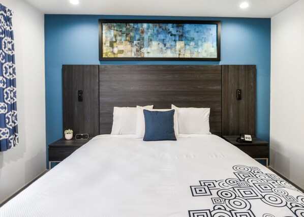 Escritorio, tabla de planchar con plancha, wifi gratis y ropa de cama 