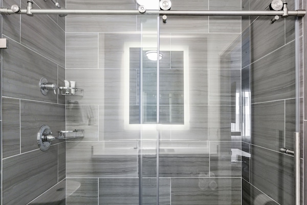 Single Room, 1 King Bed, Non Smoking | Bathroom shower