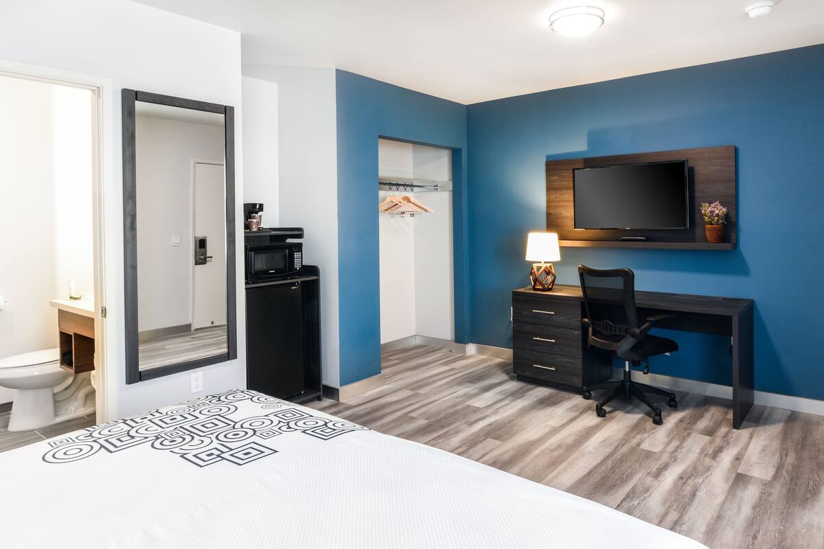 Desk, iron/ironing board, WiFi (free), bed sheets