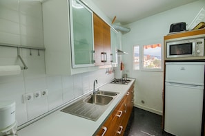 Refrigerador, microondas, parrilla de estufa y cafetera y tetera 