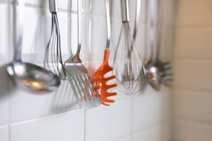 Een bad, een haardroger, handdoeken