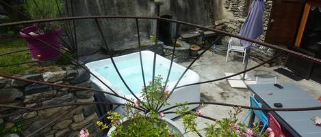 Outdoor spa tub