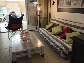 Télévision, lecteur de DVD, livres, chaîne hi-fi