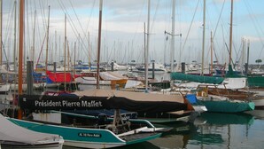 A marina with numerous sailboats docked, including a boat named 'President Pierre Mallet'. - House in Arcachon close to the beach, tastefully decorated, garden (Arcachon)
