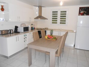Fridge, microwave, oven, stovetop - VILLA BAIE DES ANSES H (Les Anses-d'Arlet)