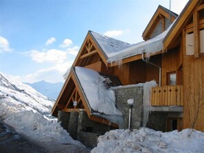 A wooden chalet with a stone foundation, a balcony, and a partially collapsed roof covered in snow. - Apartement 6 person Valmeinier 1800, Savoie (Valmeinier)