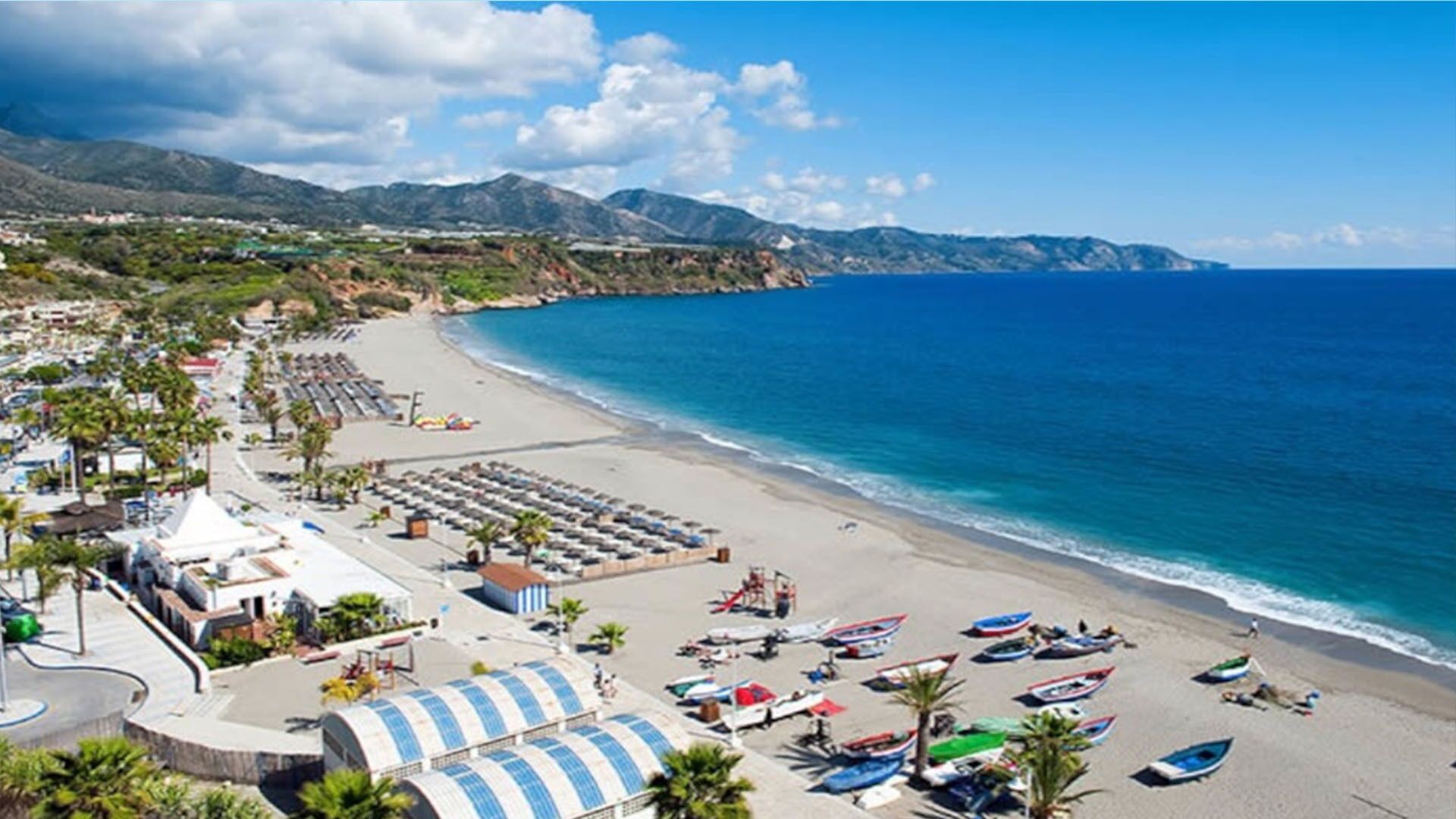 Beach nearby, sun loungers, beach towels