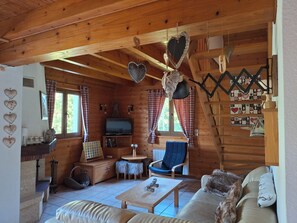 Fernseher, Kamin, Bücher