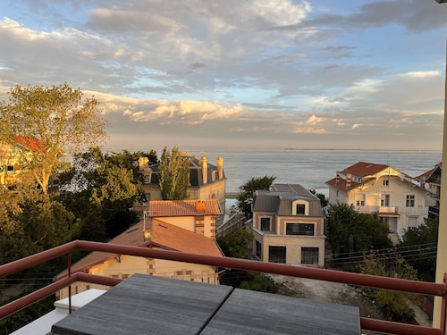 A BALCONY ON THE BASIN AND DIRECT ACCESS TO THE BEACH