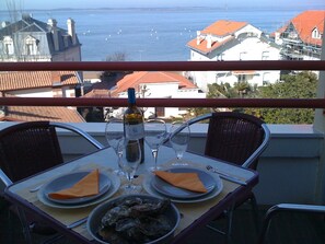 Outdoor dining - A BALCONY ON THE BASIN AND DIRECT ACCESS TO THE BEACH (Arcachon)