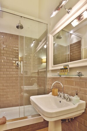 Haartrockner, Handtücher, Shampoo, Toilettenpapier