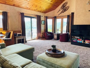 Smart-TV, Kamin, Bücher, Computerbildschirme