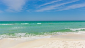 Una playa con aguas turquesas cristalinas y arena blanca.
