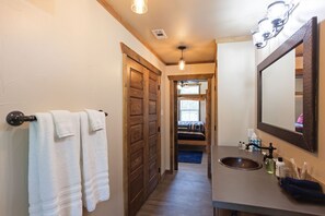 2 bedrooms, iron/ironing board, bed sheets