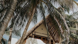 A beachfront house with a large balcony, surrounded by palm trees and a sandy beach. - Casa Bonita ~ Mahayana, Eclectic Treehouse in the Heart of Tulum Beach (Tulum)