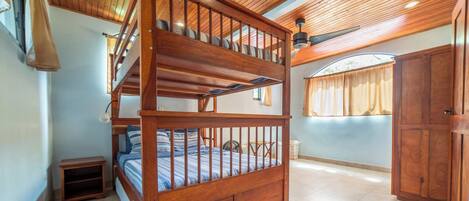 4 quartos, ferros/tábuas de passar roupa, berços, Wi-Fi