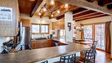 KylskÄp, mikrovÄgsugn, spishÀll och diskmaskin