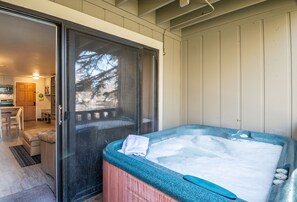 Indoor spa tub - Vail luxury escape- private hot tub on 2 free bus lines.Walk 2village & lifts! (Vail)