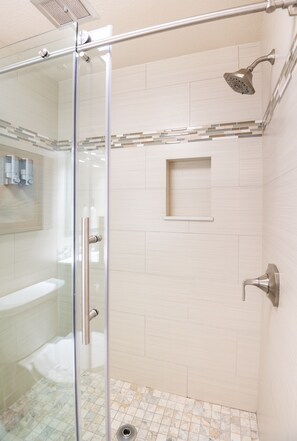 Combined shower/bathtub, towels, soap, shampoo