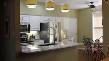 Geladeira, micro-ondas, fogão, cooktop