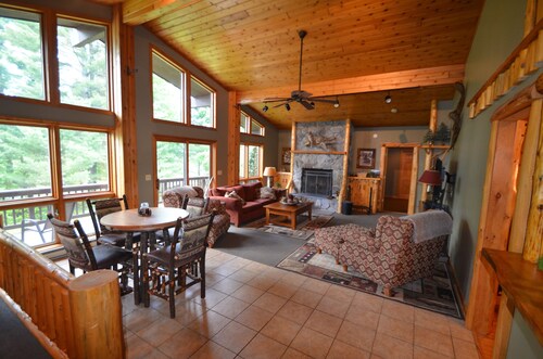 NEWLY RENOVATED &UPGRADED PRIVATE BEACH RIGHTS MIRROR LAKE WHITEFACE MTN BUSSTOP