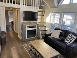 Una televisión, una chimenea