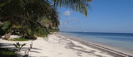 På stranden och solstolar