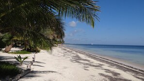 Sur la plage, chaise longue, serviettes de plage