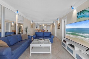 Una Smart TV, un reproductor de DVD, libros