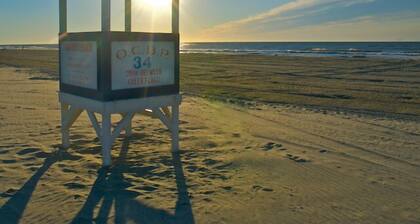 Close To Beach, Boardwalk And Rides With 2 Outdoor Decks And Parking For 2