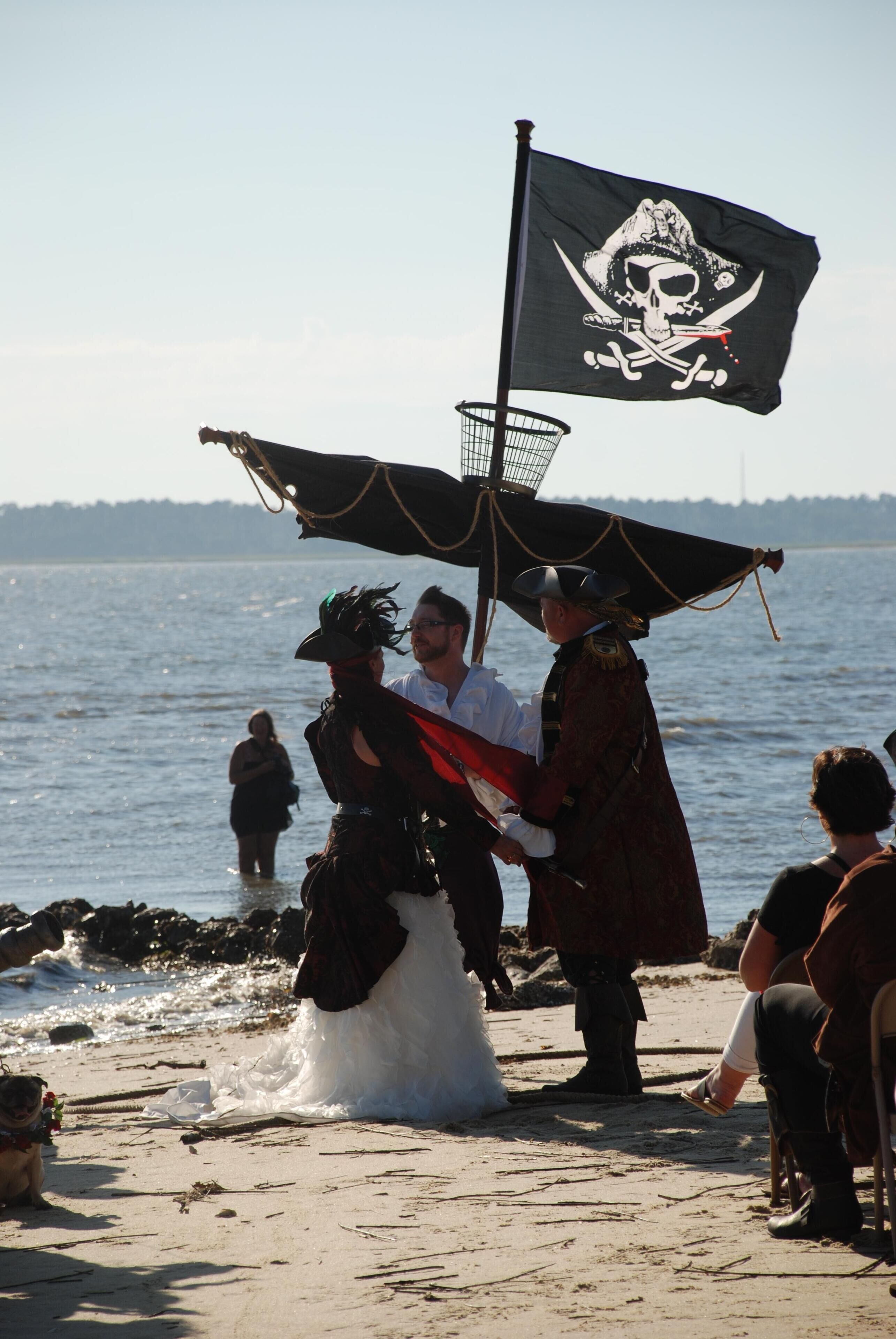 Eine Strandhochzeitszeremonie mit Piraten-Mottos.
