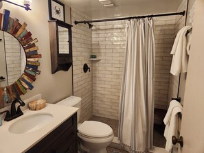 Baignoire, sèche-cheveux, serviettes fournies, papier toilette