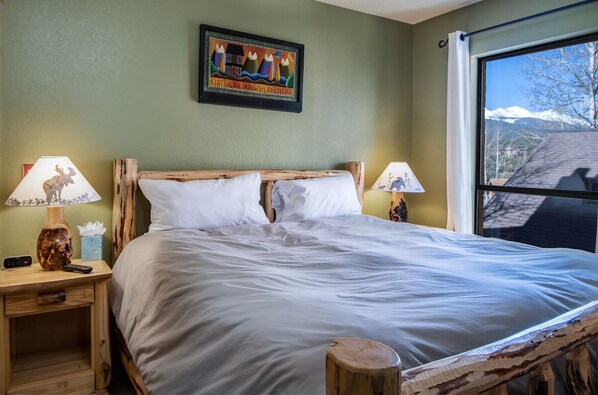 2 bedrooms, iron/ironing board, WiFi, bed sheets - Base 9 Aprés Ski Condo: Stroll To Slopes, Downtown (Breckenridge)
