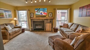 Una televisión, una chimenea