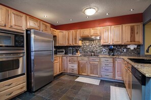 Refrigerador, microondas, placa de cocina, lavavajillas