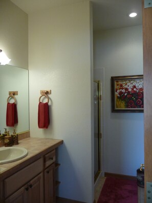 淋浴/盆浴组合、吹风机、毛巾、肥皂