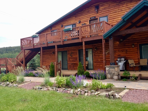 All-Season Vacation Getaway with Stunning Views!