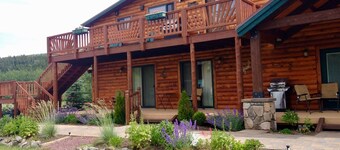 All-Season Vacation Getaway with Stunning Views!