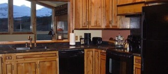 All-Season Vacation Getaway with Stunning Views!