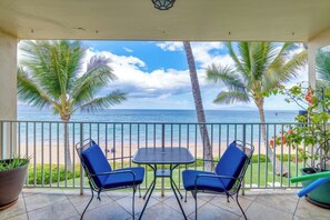Property grounds - Beachfront 1-bedroom corner condo on Kameole Beach II, with two ocean views. (Kihei)