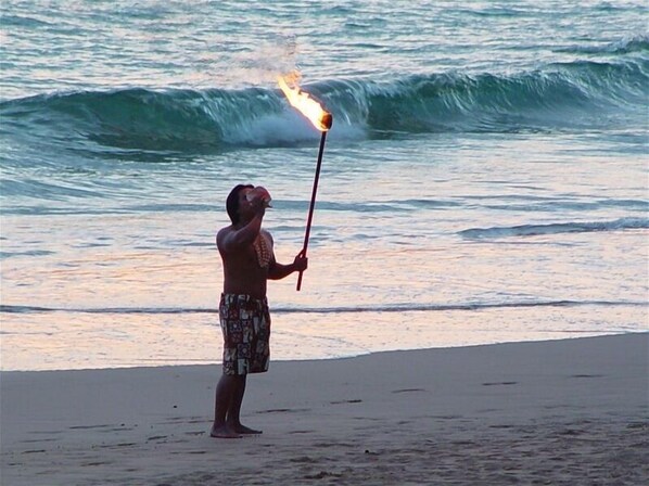 En la playa, sillas reclinables de playa