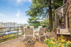 Outdoor dining - Harborview deck, 3 bed, 4 bath,  steps to Seabright Beach in Santa Cruz (Santa Cruz)