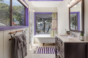 Ensemble douche/baignoire, sèche-cheveux, serviettes fournies