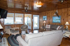 TV connectée, cheminée, lecteur de DVD