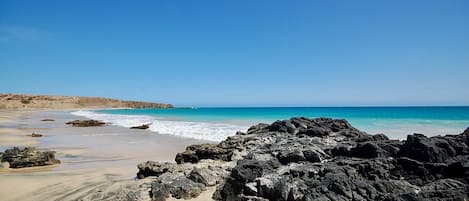 Una spiaggia nelle vicinanze