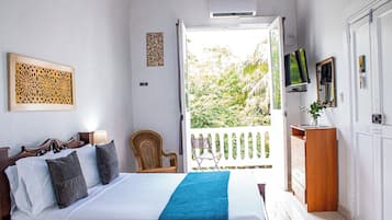 Doble Deluxe con Vista | Minibar, in-room safe, individually decorated, individually furnished