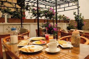 Café da manhã com pratos da culinária local grátis todos os dias