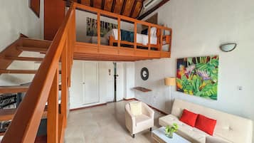 Doble Deluxe con Vista1 | Minibar, in-room safe, individually decorated, individually furnished