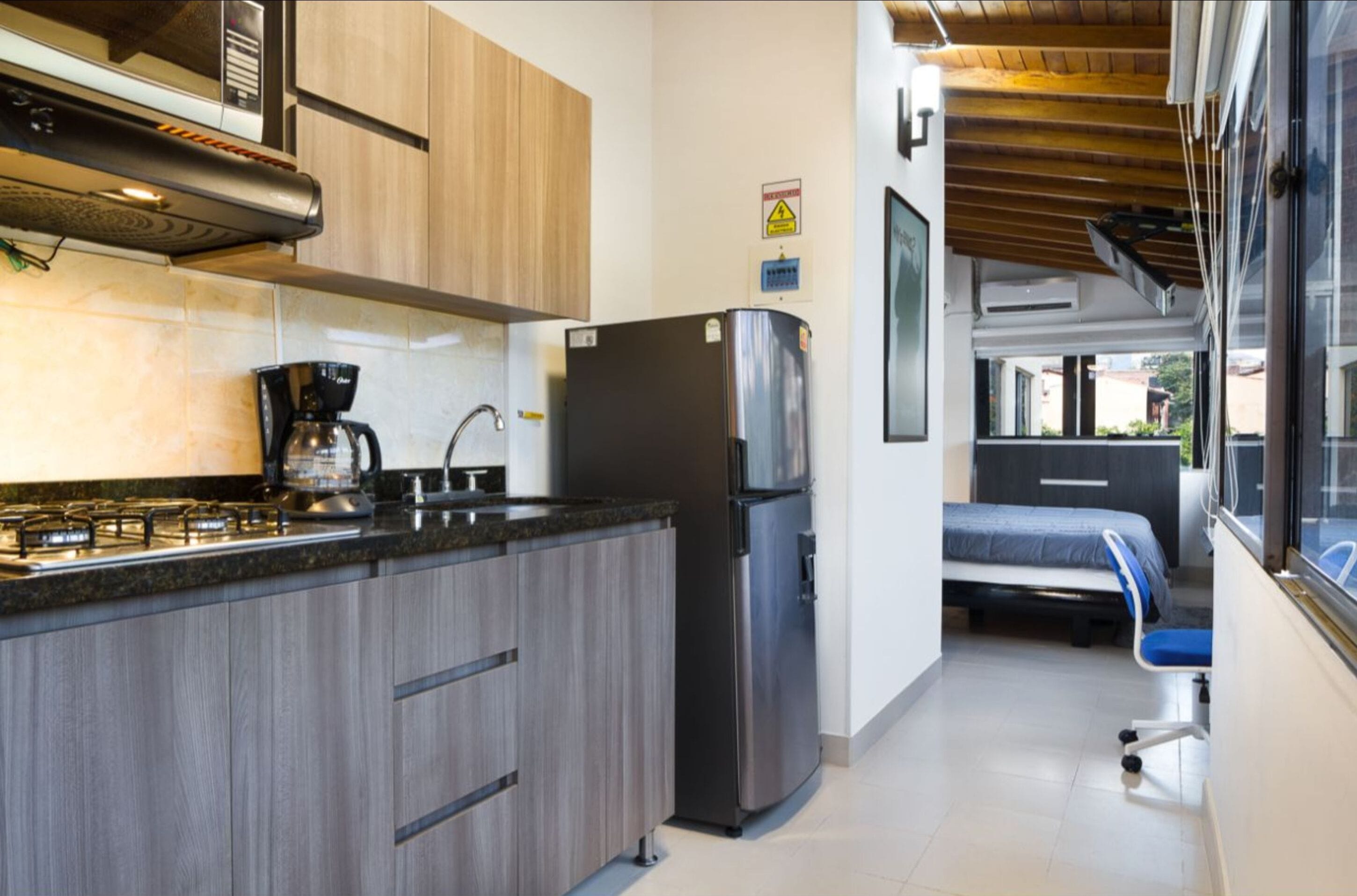 Business Studio Suite, 1 King Bed, Hot Tub, Mountain View | Living area