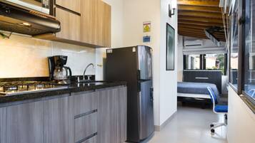 Business Studio Suite, 1 King Bed, Hot Tub, Mountain View | Living area